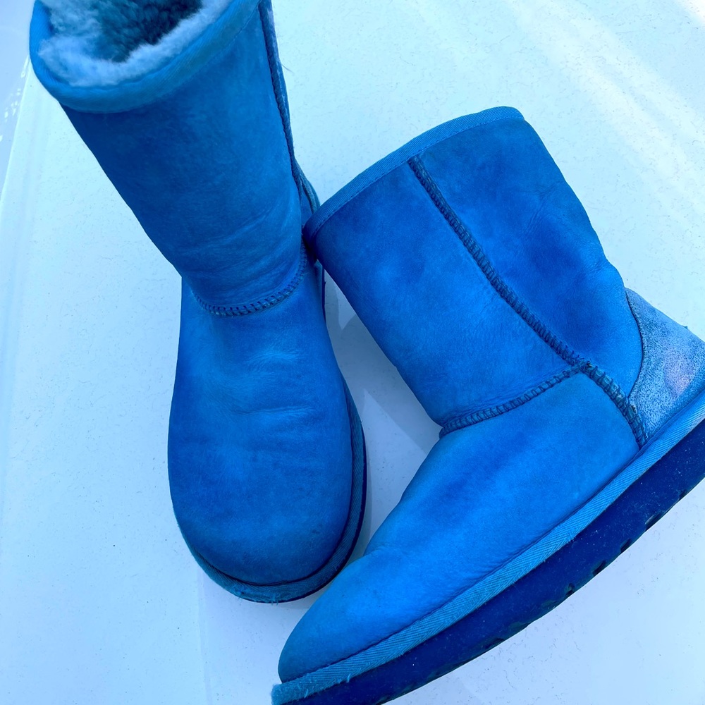 Original UGG, size US 8, gently used, clean, comes from smoke & pet free home.